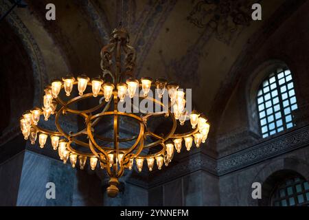 Alter Kronleuchter in der Hagia Sophia, einer Moschee und ehemaligen Kirche, die als wichtige kulturelle und historische Stätte in Istanbul, Türkei, dient. Stockfoto