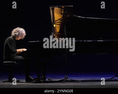 Italienisches Sängermusikkonzert - GIOVANNI ALLEVI - PIANO SOLO TOUR 2024 Giovanni Allevi während GIOVANNI ALLEVI - PIANO SOLO TOUR 2024, italienisches Sängermusikkonzert in Verona, Italien, 25. November 2024 Verona Teatro Filarmonico Italien Copyright: XMariaxCristinaxNapolitanox/xLiveMediax LPM 1624430 Stockfoto