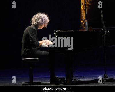 Italienisches Sängermusikkonzert - GIOVANNI ALLEVI - PIANO SOLO TOUR 2024 Giovanni Allevi während GIOVANNI ALLEVI - PIANO SOLO TOUR 2024, italienisches Sängermusikkonzert in Verona, Italien, 25. November 2024 Verona Teatro Filarmonico Italien Copyright: XMariaxCristinaxNapolitanox/xLiveMediax LPM 1624431 Stockfoto