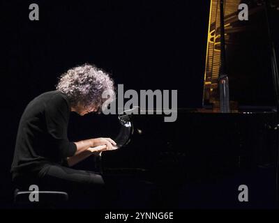 Italienisches Sängermusikkonzert - GIOVANNI ALLEVI - PIANO SOLO TOUR 2024 Giovanni Allevi während GIOVANNI ALLEVI - PIANO SOLO TOUR 2024, italienisches Sängermusikkonzert in Verona, Italien, 25. November 2024 Verona Teatro Filarmonico Italien Copyright: XMariaxCristinaxNapolitanox/xLiveMediax LPM 1624437 Stockfoto