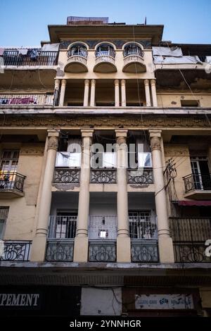 Wohngebäude in neo-maurischer Architektur, das die Bevölkerungsdichte im Art-Deco-Viertel aus der Kolonisierung und dem französischen Pro zeigt Stockfoto