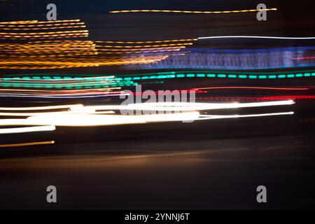 Dynamische Nachtszene mit bunten Lichtspuren, die die Zuschauer fesseln und faszinieren Stockfoto