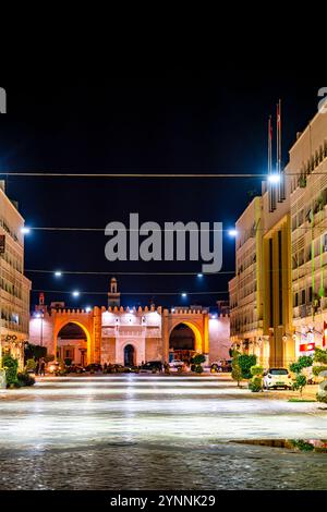 Sfax, Tunesien - 12. November 2024: Der Hundertmeterplatz und der BEB Eddiwen Eintritt in die Medina. Stockfoto