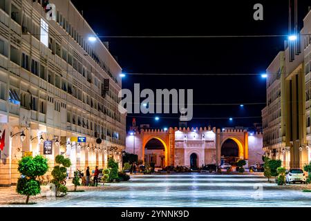 Sfax, Tunesien - 12. November 2024: Der Hundertmeterplatz und der BEB Eddiwen Eintritt in die Medina. Stockfoto