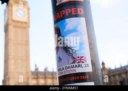Westminster, London, Großbritannien. November 2024. Israel Hamas Krieg; Plakate und Aufkleber von entführten Israelis in Westminster. Quelle: Matthew Chattle/Alamy Live News Stockfoto