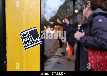 Westminster, London, Großbritannien. November 2024. Israel Hamas Krieg; Plakate und Aufkleber von entführten Israelis in Westminster. Quelle: Matthew Chattle/Alamy Live News Stockfoto