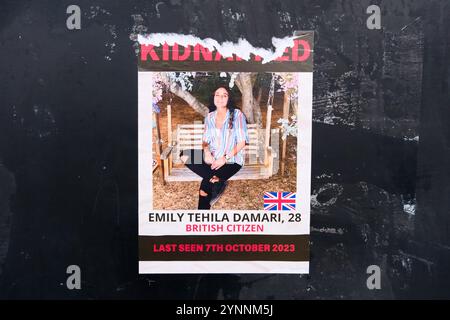 Westminster, London, Großbritannien. November 2024. Israel Hamas Krieg; Plakate und Aufkleber von entführten Israelis in Westminster. Quelle: Matthew Chattle/Alamy Live News Stockfoto