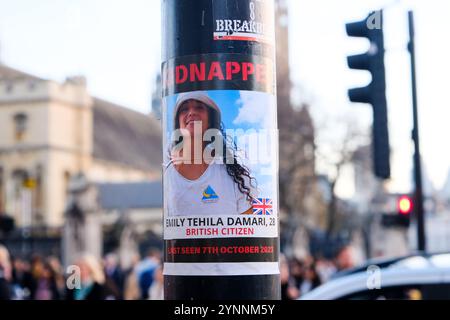 Westminster, London, Großbritannien. November 2024. Israel Hamas Krieg; Plakate und Aufkleber von entführten Israelis in Westminster. Quelle: Matthew Chattle/Alamy Live News Stockfoto