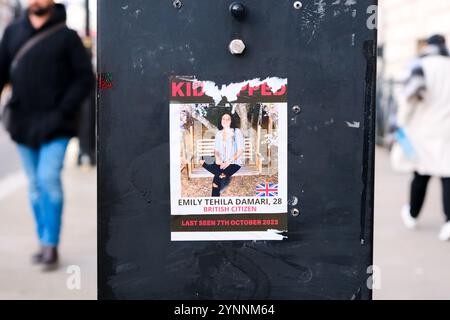 Westminster, London, Großbritannien. November 2024. Israel Hamas Krieg; Plakate und Aufkleber von entführten Israelis in Westminster. Quelle: Matthew Chattle/Alamy Live News Stockfoto