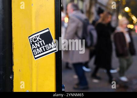 Westminster, London, Großbritannien. November 2024. Israel Hamas Krieg; Plakate und Aufkleber von entführten Israelis in Westminster. Quelle: Matthew Chattle/Alamy Live News Stockfoto