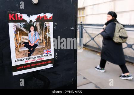 Westminster, London, Großbritannien. November 2024. Israel Hamas Krieg; Plakate und Aufkleber von entführten Israelis in Westminster. Quelle: Matthew Chattle/Alamy Live News Stockfoto