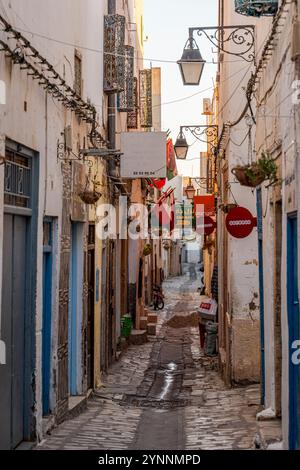 Sfax, Tunesien - 12. November 2024: Enge Straße in der Medina von Sfax. Stockfoto