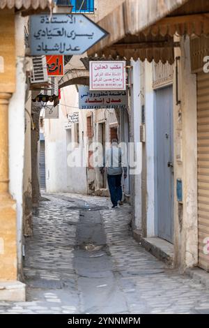 Sfax, Tunesien - 12. November 2024: Enge Straße in der Medina von Sfax. Stockfoto