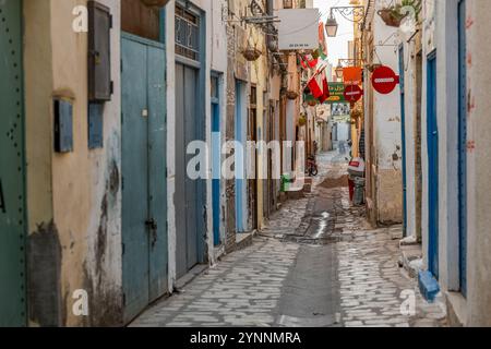 Sfax, Tunesien - 12. November 2024: Enge Straße in der Medina von Sfax. Stockfoto