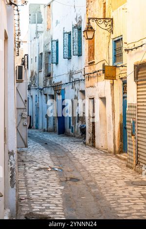 Sfax, Tunesien - 12. November 2024: Enge Straße in der Medina von Sfax. Stockfoto