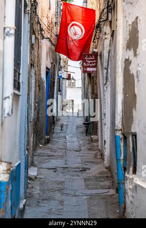 Sfax, Tunesien - 12. November 2024: Enge Straße in der Medina von Sfax. Stockfoto