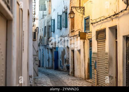 Sfax, Tunesien - 12. November 2024: Enge Straße in der Medina von Sfax. Stockfoto