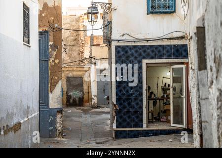 Sfax, Tunesien - 12. November 2024: Enge Straße in der Medina von Sfax. Stockfoto