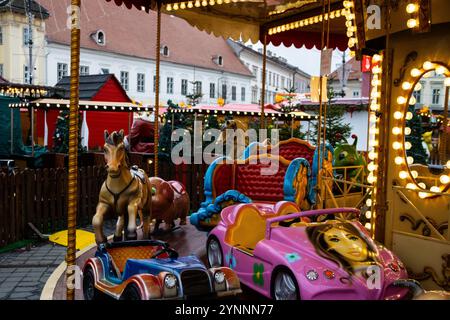 Karussell auf dem Weihnachtsmarkt in Sibiu, Rumänien Stockfoto