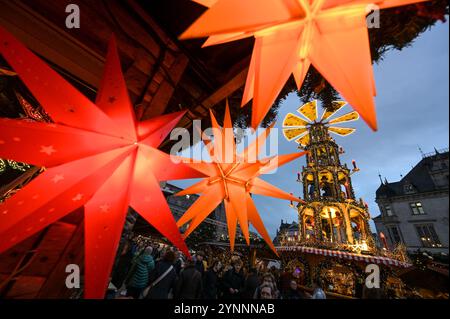 26. November 2024, Sachsen-Anhalt, Halle (Saale): Leuchtende Sterne und eine große Weihnachtspyramide auf dem Weihnachtsmarkt in Halle. Die offizielle Eröffnung begann mit dem Einschalten der Weihnachtsbaumbeleuchtung an der 13 Meter hohen Fichte. Rund 100 Geschäfte nehmen auf dem Marktplatz und vor der Ulrichskirche Teil. Foto: Heiko Rebsch/dpa Stockfoto