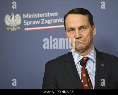 Warschau, Polen. November 2024. Der ukrainische FM Andrii Sybiha trifft sich am 26. November 2024 mit seinem Amtskollegen Radoslaw Sikorski im Außenministerium in Warschau, Polen. (Foto: Jaap Arriens/SIPA USA) Credit: SIPA USA/Alamy Live News Stockfoto
