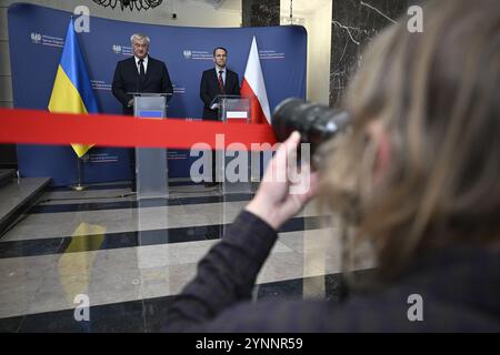 Warschau, Polen. November 2024. Der ukrainische FM Andrii Sybiha trifft sich am 26. November 2024 mit seinem Amtskollegen Radoslaw Sikorski im Außenministerium in Warschau, Polen. (Foto: Jaap Arriens/SIPA USA) Credit: SIPA USA/Alamy Live News Stockfoto