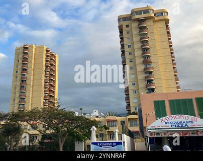 Die Torres Del Sol Apartments in Los Cristianos. Arona, Teneriffa, Kanarische Inseln, Spanien. Februar 2023. Stockfoto