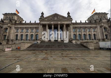 Berlin, Deutschland. November 2024. Blick auf das Reichstagsgebäude mit schwenkenden Fahnen. Quelle: Hannes P. Albert/dpa/Alamy Live News Stockfoto