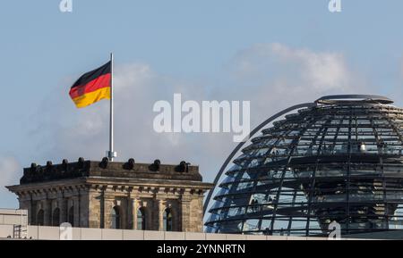 Berlin, Deutschland. November 2024. Eine deutsche Flagge fliegt auf einem Turm des Reichstagsgebäudes. Quelle: Hannes P. Albert/dpa/Alamy Live News Stockfoto