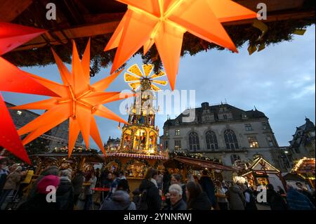 26. November 2024, Sachsen-Anhalt, Halle (Saale): Leuchtende Sterne und eine große Weihnachtspyramide auf dem Weihnachtsmarkt in Halle. Die offizielle Eröffnung begann mit dem Einschalten der Weihnachtsbaumbeleuchtung an der 13 Meter hohen Fichte. Rund 100 Geschäfte nehmen auf dem Marktplatz und vor der Ulrichskirche Teil. Foto: Heiko Rebsch/dpa Stockfoto