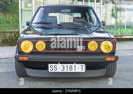 Urnieta, Spanien-5. Oktober 2024: 1976 Volkswagen Golf GTI, Mark 1, Typ 155, erste Generation, vw auf den Straßen der Stadt Stockfoto