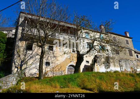 Alte Häuser im Dorf Štanjel in Kras, Primorska, Slowenien Stockfoto