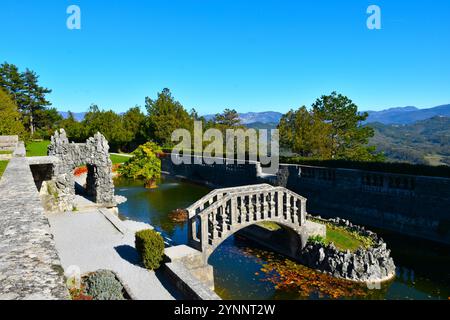 Gartenpark in Štanjel mit Brücke an einem Teich in Kras, Primorska, Slowenien Stockfoto