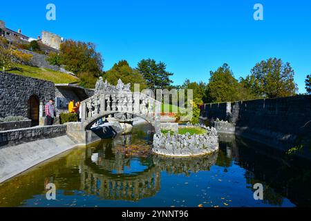 Štanjel, Slowenien - 10. November 2024: Blick auf den Graden Park in Štanjel in Kras, Primorska, Slowenien Stockfoto