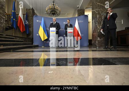Warschau, Polen. November 2024. Der ukrainische FM Andrii Sybiha trifft sich am 26. November 2024 mit seinem Amtskollegen Radoslaw Sikorski im Außenministerium in Warschau, Polen. (Foto: Jaap Arriens/SIPA USA) Credit: SIPA USA/Alamy Live News Stockfoto
