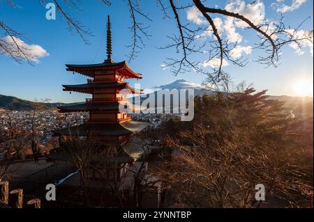 Shimoyoshida, Japan - 27. Dezember 2019. Außenaufnahmen der berühmten Chureito-Pagode und des fuji bei Sonnenuntergang. Stockfoto