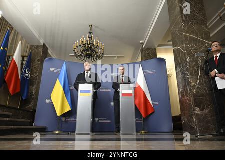 Warschau, Polen. November 2024. Der ukrainische FM Andrii Sybiha trifft sich am 26. November 2024 mit seinem Amtskollegen Radoslaw Sikorski im Außenministerium in Warschau, Polen. (Foto: Jaap Arriens/SIPA USA) Credit: SIPA USA/Alamy Live News Stockfoto