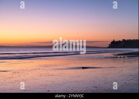 Majestätischer Sonnenaufgang über der Rangitoto Island mit Blick von Long Bay, Auckland, Neuseeland Stockfoto