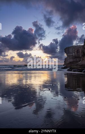 Atemberaubende Maori Bay bedeckt mit Wolken bei Sonnenuntergang Stockfoto