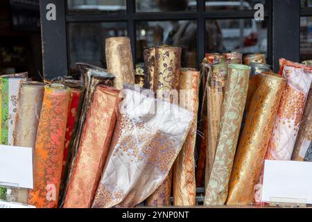 Japanische Textilkollektion in einer Ladenausstellung, Stoffrollen mit verzierten Mustern, Brokat und Seide, die für traditionellen Kimono verwendet werden Stockfoto