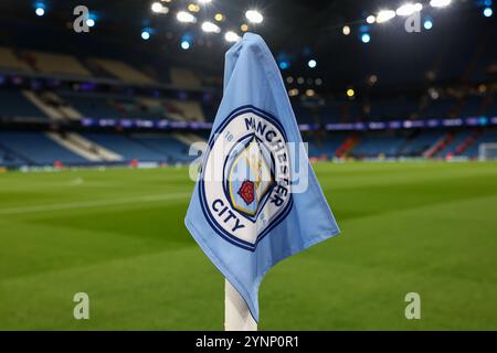 Manchester, Großbritannien. November 2024. Eine Manchester City Eckflagge während des UEFA Champions League-Spiels Manchester City gegen Feyenoord im Etihad Stadium, Manchester, Vereinigtes Königreich, 26. November 2024 (Foto: Mark Cosgrove/News Images) in Manchester, Vereinigtes Königreich am 26. November 2024. (Foto: Mark Cosgrove/News Images/SIPA USA) Credit: SIPA USA/Alamy Live News Stockfoto