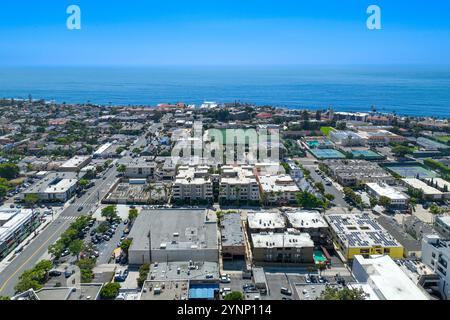 Blick aus der Vogelperspektive über La Jolla mit großen Villen und dem Meer im Hintergrund, San Diego, Kalifornien, USA, 13. Juli, 2024 Stockfoto