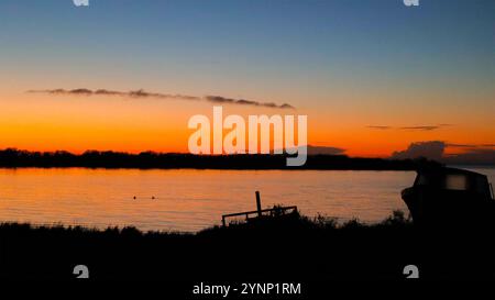 Lough Neagh, County Armagh, Nordirland, Vereinigtes Königreich. November 2024. Wetter in Großbritannien - nach einem sonnigen Tag und schönen Sonnenuntergang werden die Temperaturen auf den Gefrierpunkt und darunter fallen, mit einer kühlen Nacht vor uns. Sonnenuntergang am Abend mit Blick auf Bartins Bay, Lough Neagh. Quelle: CAZIMB/Alamy Live News. Stockfoto