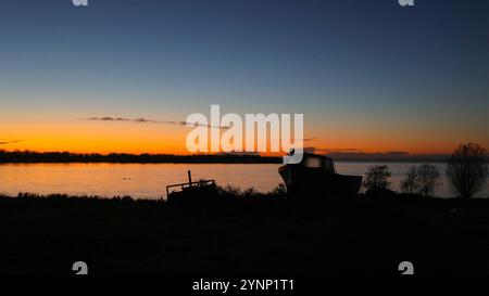 Lough Neagh, County Armagh, Nordirland, Vereinigtes Königreich. November 2024. Wetter in Großbritannien - nach einem sonnigen Tag und schönen Sonnenuntergang werden die Temperaturen auf den Gefrierpunkt und darunter fallen, mit einer kühlen Nacht vor uns. Sonnenuntergang am Abend mit Blick auf Bartins Bay, Lough Neagh. Quelle: CAZIMB/Alamy Live News. Stockfoto