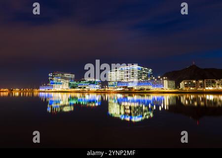 Die Lichter der Stadt spiegeln sich im Tempe Town Lake Stockfoto