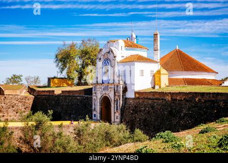 Porta da Esquina, Außenseite. Darüber die Eremitage unserer Lieben Frau von der Empfängnis. Elvas, Alentejo, Portugal, Europa. Stockfoto