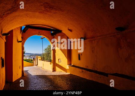 Das äußere Tor von Esquina oder Nossa Senhora da Conceicao, unser Laien der Empfängnis. Elvas, Alentejo, Portugal, Europa. Stockfoto