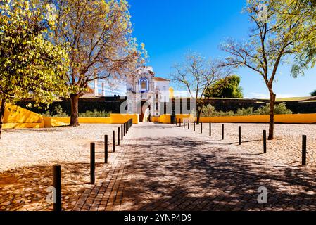 Porta da Esquina, Außenseite. Darüber die Eremitage unserer Lieben Frau von der Empfängnis. Elvas, Alentejo, Portugal, Europa. Stockfoto