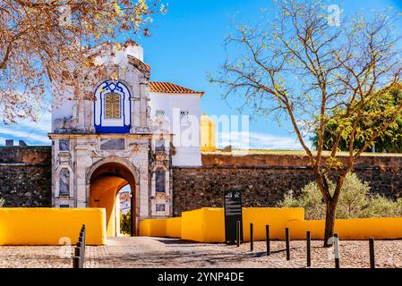 Porta da Esquina, Außenseite. Darüber die Eremitage unserer Lieben Frau von der Empfängnis. Elvas, Alentejo, Portugal, Europa. Stockfoto