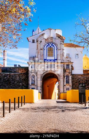 Porta da Esquina, Außenseite. Darüber die Eremitage unserer Lieben Frau von der Empfängnis. Elvas, Alentejo, Portugal, Europa. Stockfoto